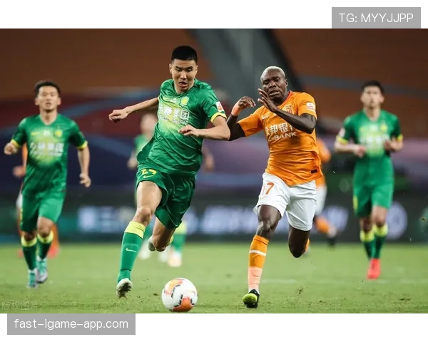 点球假动作规则解析：裁判如何判断是否违规踩线或停顿