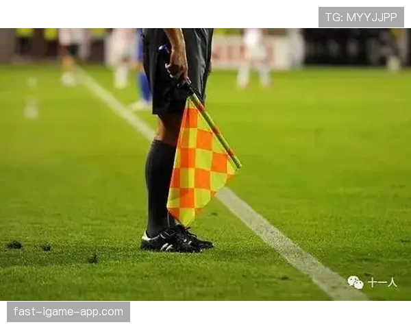 足球体育道德规则：裁判如何监督违规行为与公平竞赛